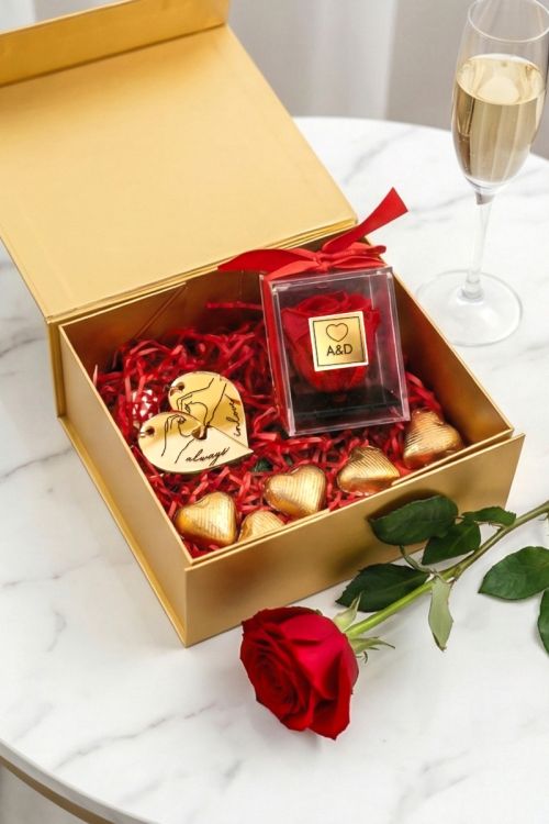 Gift Box Αγάπης με Τριαντάφυλλο, 2 Μπρελόκ, Γλυκά & Μπαλόνια