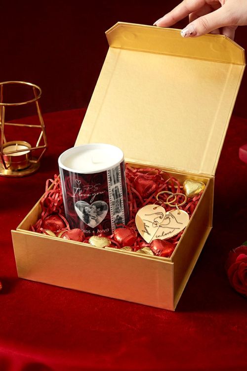 Εκλεπτυσμένο Gift Box με Αρωματικό Κερί, 2 Μπρελόκ, Γλυκά & Μπαλόνια