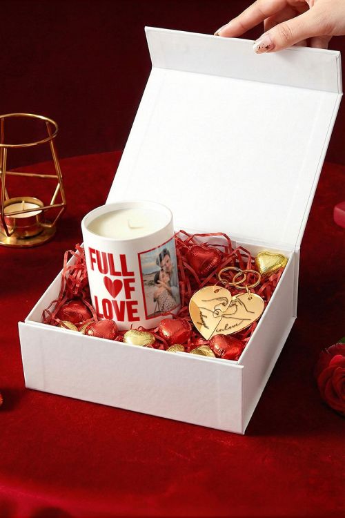 Gift Box Αγάπης με Αρωματικό Κερί, 2 Μπρελόκ, Γλυκά & Μπαλόνια