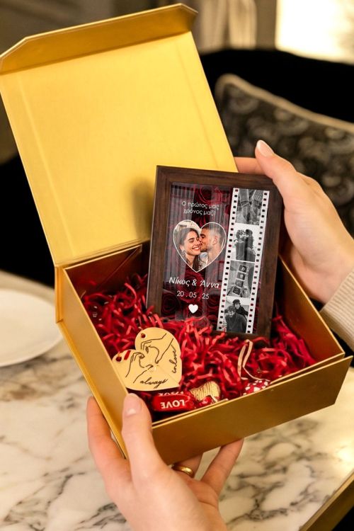 Προσεγμένο Love Kit με Κορνίζα με Φωτογραφίες, 2 Μπρελόκ, Γλυκά & Μπαλόνια