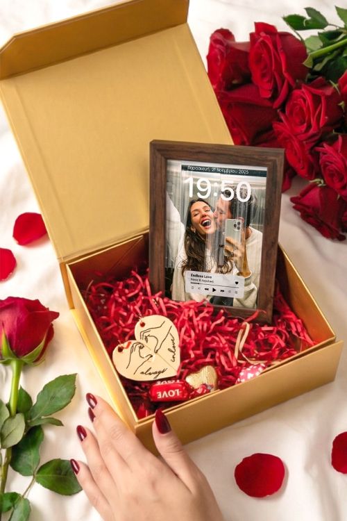 Premium Gift Box με Κορνίζα με Φωτογραφίες, 2 Μπρελόκ, Γλυκά & Μπαλόνια