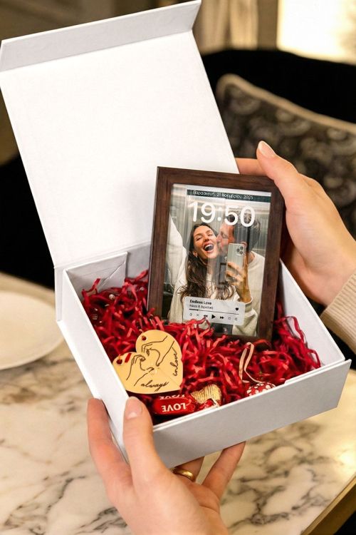 Love Box Ερωτευμένων με Κορνίζα με Φωτογραφίες, 2 Μπρελόκ, Γλυκά & Μπαλόνια