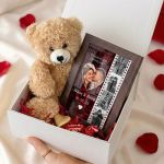 Gift Box Αγάπης με Κορνίζα, Αρκουδάκι, Γλυκά & Μπαλόνια