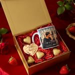 Romantic Gift Box με Κούπα, 2 Μπρελόκ, Γλυκά & Μπαλόνια