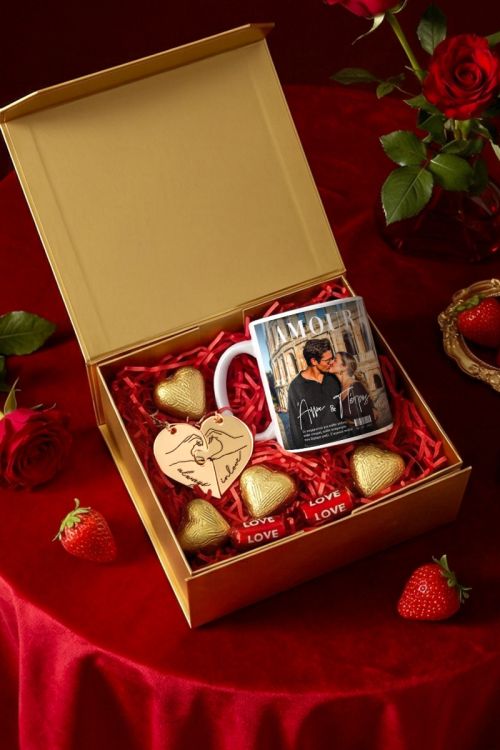 Romantic Gift Box με Κούπα, 2 Μπρελόκ, Γλυκά & Μπαλόνια