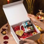 Love Box Δώρου με Κούπα, 2 Μπρελόκ, Γλυκά & Μπαλόνια