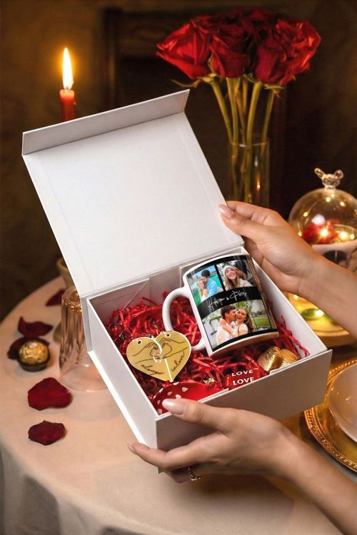 Love Box Δώρου με Κούπα, 2 Μπρελόκ, Γλυκά & Μπαλόνια
