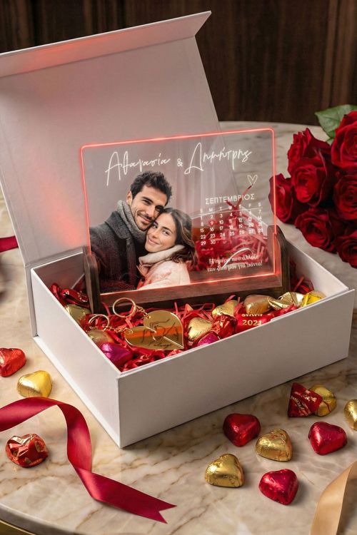Gift Box Αγάπης με Φωτιστικό, 2 Μπρελόκ, Γλυκά & Μπαλόνια