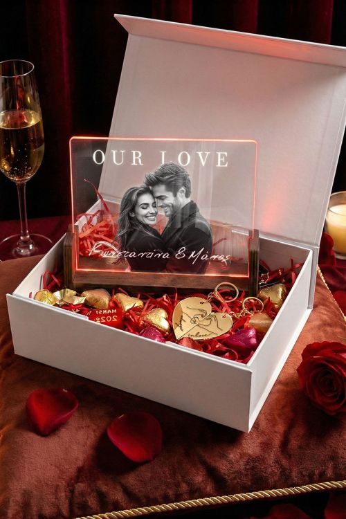 Πολυτελές Gift Box με Φωτιστικό, 2 Μπρελόκ, Γλυκά & Μπαλόνια