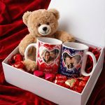 Gift Box Αγάπης με 2 Κούπες, Αρκουδάκι, Γλυκά & Μπαλόνια