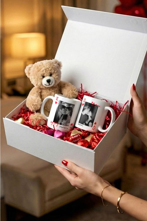 Love Box Ερωτευμένων με 2 Κούπες Matching, Αρκουδάκι, Γλυκά & Μπαλόνια