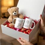 Love Box Δώρου με 2 Κούπες, Αρκουδάκι, Γλυκά & Μπαλόνια