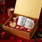 Πολυτελές Love Box με 2 Κούπες, 2 Μπρελόκ, Γλυκά & Μπαλόνια