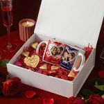 Gift Box Αγάπης με 2 Κούπες, 2 Μπρελόκ, Γλυκά & Μπαλόνια