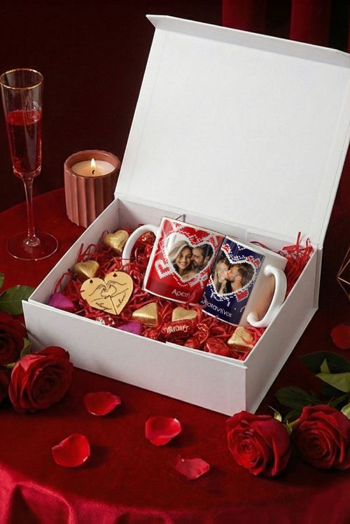 Gift Box Αγάπης με 2 Κούπες, 2 Μπρελόκ, Γλυκά & Μπαλόνια