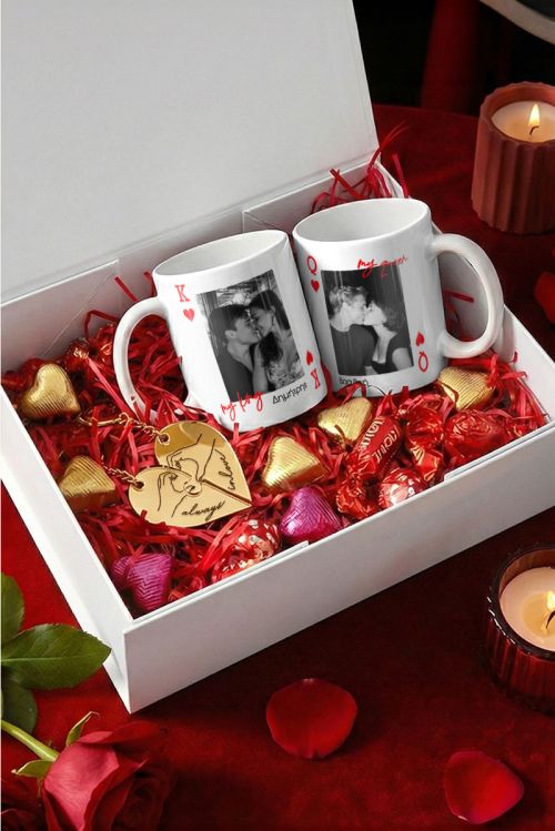 Love Box Ερωτευμένων με 2 Κούπες, 2 Μπρελόκ, Γλυκά & Μπαλόνια