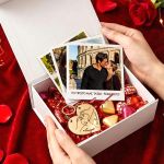 Premium Κουτί Δώρου με Φωτογραφίες Polaroid, 2 Μπρελόκ, Γλυκά & Μπαλόνια