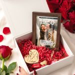 Love Box Ερωτευμένων με Κορνίζα με Φωτογραφίες, 2 Μπρελόκ, Γλυκά & Μπαλόνια