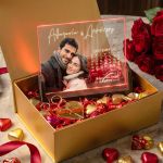 Luxury Gift Box με Φωτιστικό, 2 Μπρελόκ, Γλυκά & Μπαλόνια