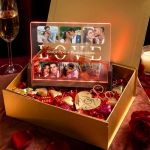 Luxury Κουτί Δώρου με Φωτιστικό, 2 Μπρελόκ, Γλυκά & Μπαλόνια