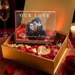 Πολυτελές Love Kit με Φωτιστικό, 2 Μπρελόκ, Γλυκά & Μπαλόνια