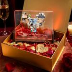Deluxe Κουτί Δώρου με Φωτιστικό, 2 Μπρελόκ, Γλυκά & Μπαλόνια