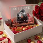 Πολυτελές Gift Box με Φωτιστικό, 2 Μπρελόκ, Γλυκά & Μπαλόνια
