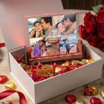 Love Box Δώρου με Φωτιστικό, 2 Μπρελόκ, Γλυκά & Μπαλόνια