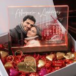 Gift Box Αγάπης με Φωτιστικό, 2 Μπρελόκ, Γλυκά & Μπαλόνια
