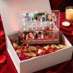 Love Box Ερωτευμένων με Φωτιστικό, 2 Μπρελόκ, Γλυκά & Μπαλόνια