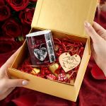 Εκλεπτυσμένο Gift Box με Αρωματικό Κερί, 2 Μπρελόκ, Γλυκά & Μπαλόνια