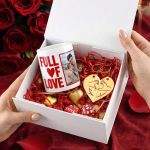 Gift Box Αγάπης με Αρωματικό Κερί, 2 Μπρελόκ, Γλυκά & Μπαλόνια