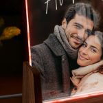Gift Box Αγάπης με Φωτιστικό, 2 Μπρελόκ, Γλυκά & Μπαλόνια