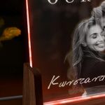 Πολυτελές Gift Box με Φωτιστικό, 2 Μπρελόκ, Γλυκά & Μπαλόνια