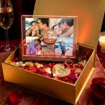 Exclusive Love Box με Φωτιστικό, 2 Μπρελόκ, Γλυκά & Μπαλόνια