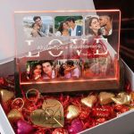 Love Box Ερωτευμένων με Φωτιστικό, 2 Μπρελόκ, Γλυκά & Μπαλόνια