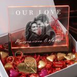 Πολυτελές Gift Box με Φωτιστικό, 2 Μπρελόκ, Γλυκά & Μπαλόνια