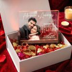 Gift Box Αγάπης με Φωτιστικό, 2 Μπρελόκ, Γλυκά & Μπαλόνια