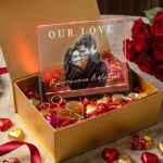 Πολυτελές Love Kit με Φωτιστικό, 2 Μπρελόκ, Γλυκά & Μπαλόνια