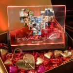 Deluxe Κουτί Δώρου με Φωτιστικό, 2 Μπρελόκ, Γλυκά & Μπαλόνια
