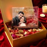 Luxury Gift Box με Φωτιστικό, 2 Μπρελόκ, Γλυκά & Μπαλόνια
