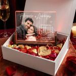 Gift Box Αγάπης με Φωτιστικό, 2 Μπρελόκ, Γλυκά & Μπαλόνια