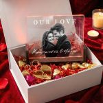 Πολυτελές Gift Box με Φωτιστικό, 2 Μπρελόκ, Γλυκά & Μπαλόνια