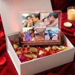 Love Box Δώρου με Φωτιστικό, 2 Μπρελόκ, Γλυκά & Μπαλόνια