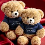 Σετ 2 Ρομαντικά Teddy Bear με Μπλε Μπλούζα & Ονόματα