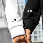 matching-sweatshirts-set-gia-zeugaria-me-ektipwsi-mauro-aspro-t-0004-1