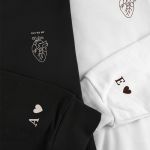 matching-sweatshirts-set-gia-zeugaria-me-ektipwsi-mauro-aspro-t-0004-1