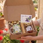 Elegant Gift Box: Πασχαλινό Set Νονάς με Κούπα, Μέλι & Λαμπάδα