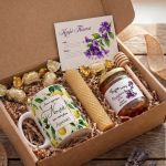 Elegant Gift Box: Πασχαλινό Set Νονάς με Κούπα, Μέλι & Λαμπάδα