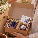 Πασχαλινό Gift Box Νονάς με Κούπα, Μέλι & Λαμπάδα Κηρήθρα